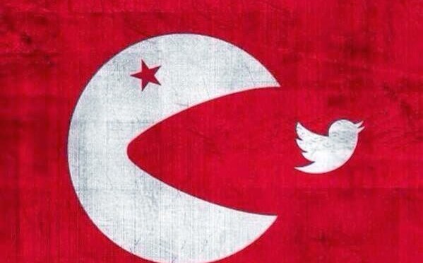 Die türkische Flagge, aber umgewandelt. Der Mond ist ein Pacman, der dabei ist, einen kleinen Twittervogel zu fressen. Ein sehr treffendes Bild für die Proteste in der Türkei.