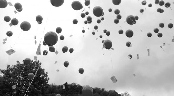Hier ein Bild von in den Himmel aufsteigenden Luftballons bei einem Luftballonwettbewerb