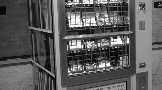 Hier ist ein Bücherautomat am Berliner Alexanderplatz zu sehen. Gegen Einwurf von Münzen lässt sich eine Lektüre ziehen