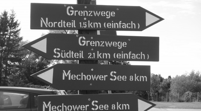 Hier ist ein Bild eines Fotos von Wegweisern an der innerdeutschen Grenze zu sehen. Mittlerweile kann an dieser entlang spaziert werden.