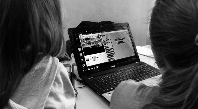 Hier die Hinterköpfe meiner zwei wunderbaren Töchter vor einem Laptop