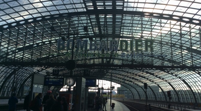 Hier ist ein Bild vom Berliner Hauptbahnhof zu sehen. Die Leuchtschrift zeigt "Bombardier – Willkommen in Berlin"